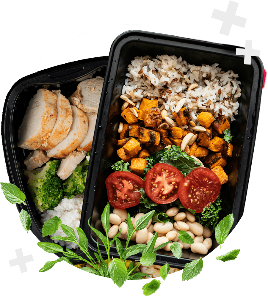 Na zdjęciu widoczny jest apetyczny, kolorowy posiłek zapakowany w wygodne pudełko cateringowe. W środku znajdują się m.in. soczyste plastry grillowanego kurczaka, ryż, pieczone warzywa, świeże pomidory, brokuły oraz biała fasola – całość uzupełniają zielone liście i dodatki podkreślające świeżość składników. Danie wygląda zdrowo, lekko i zbilansowanie, co idealnie wpisuje się w ofertę cateringu firmowego. To przykład pełnowartościowego obiadu, który dostarcz