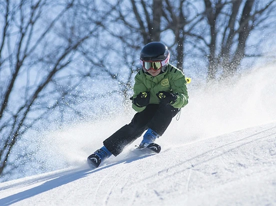 Adolescent avec ski disponible à la location sur jam