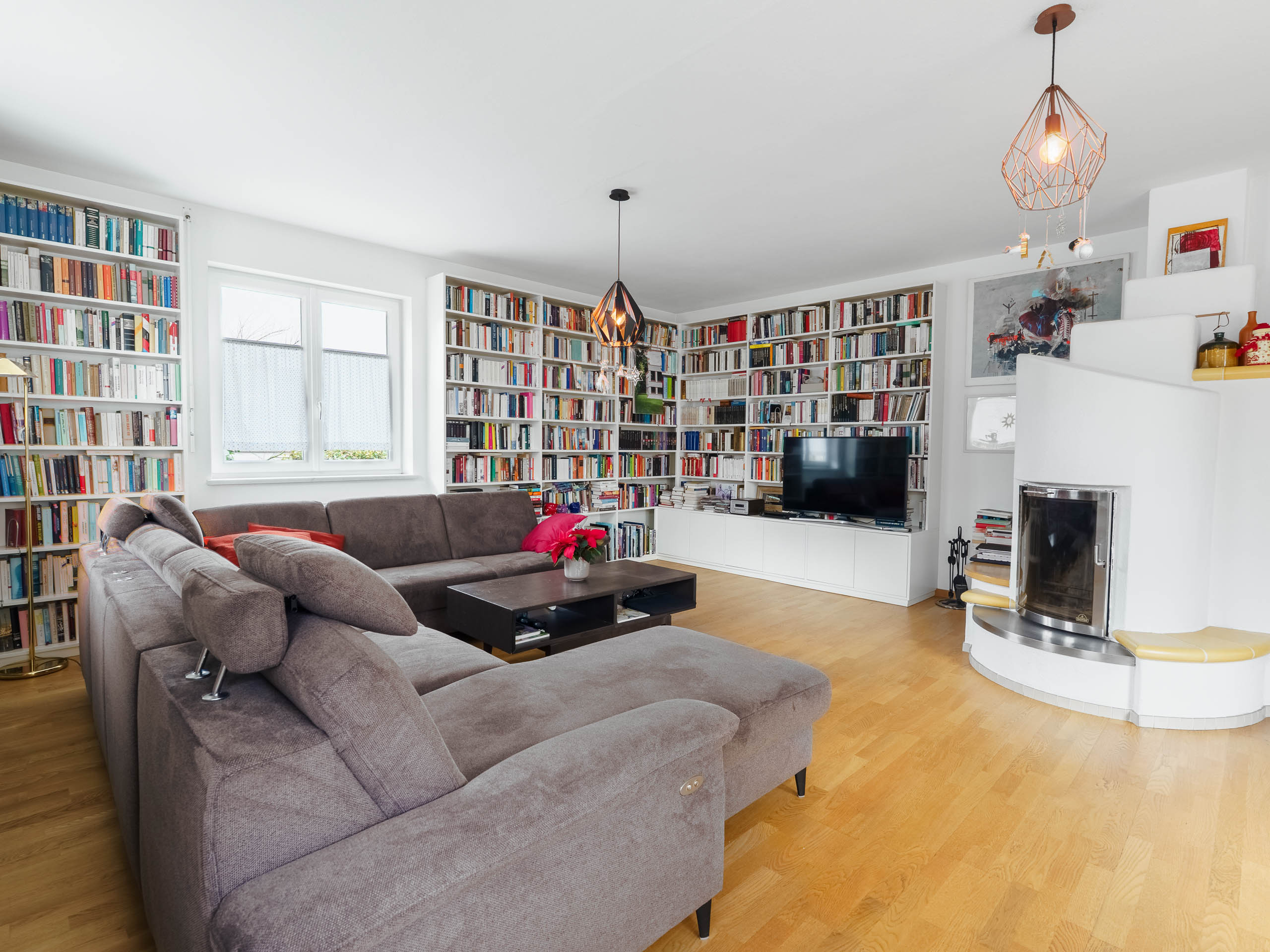 Hochwertige Immobilienfotografie eines minimalistischen Wohnbereichs in Wien, Loft-Stil.