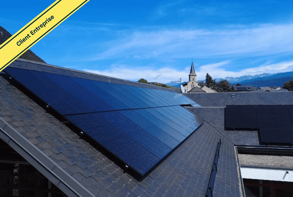 Photo d'une école à Francin en France équipée de panneaux photovoltaïques dont l'installation a été faite par Solarock.