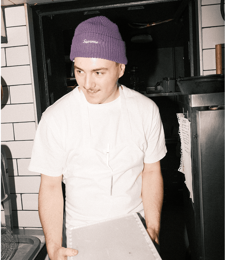 Un cuisinier du Ambre à Québec se prépare pour le service.