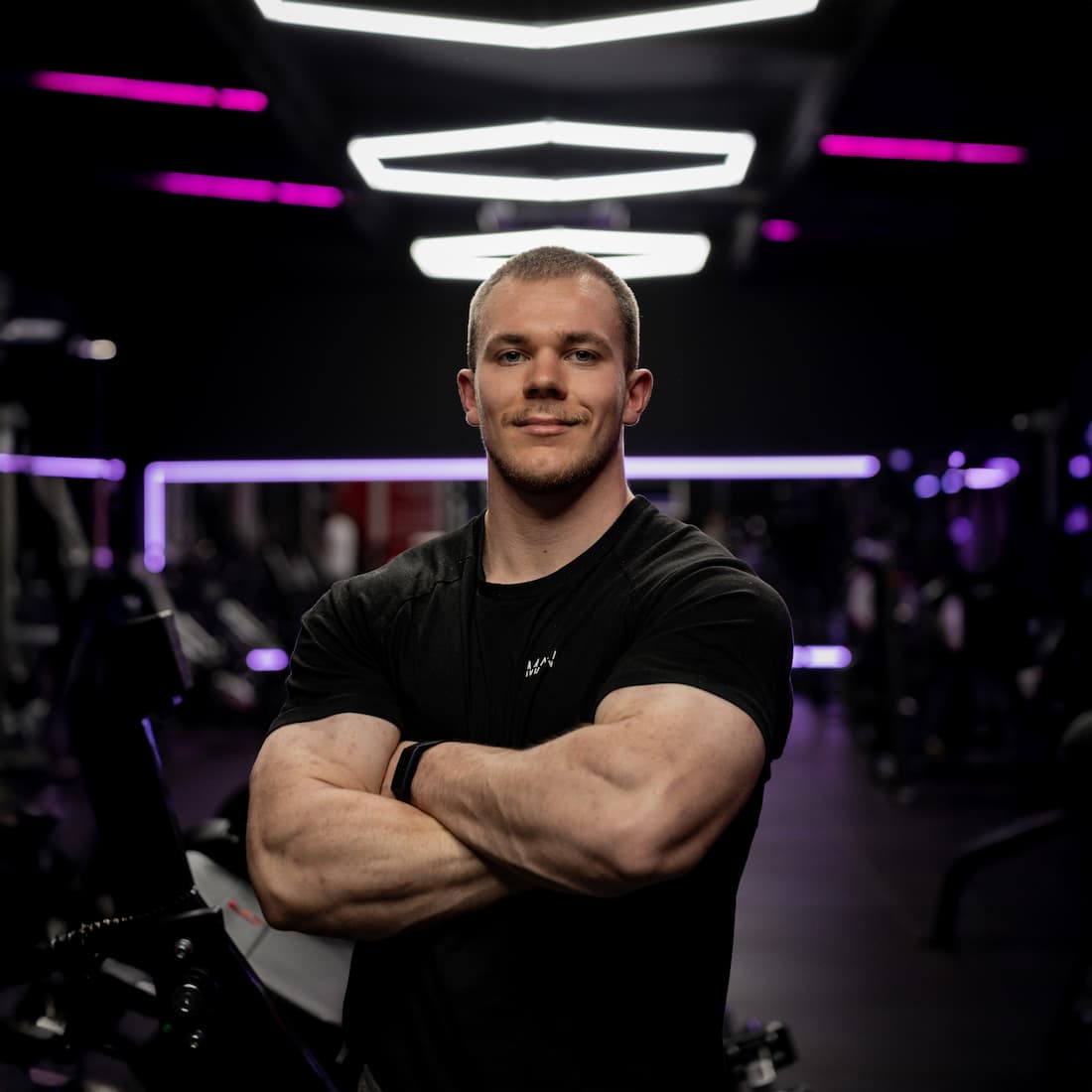Julian, Online Coach für Muskelaufbau und strukturierte Trainingsplanung im Fitnessstudio