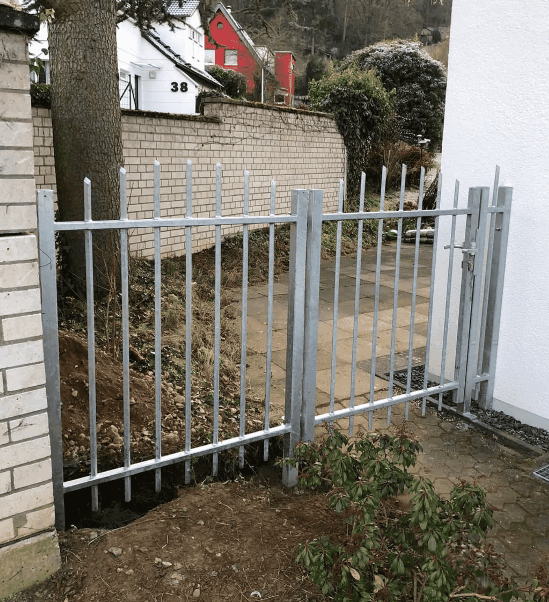 Maßgeschneiderter Zaun und Tor von Metallbau Landsberg Bonn