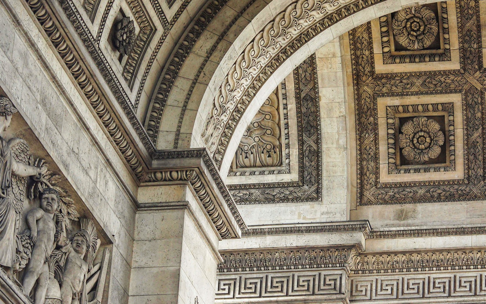 巴黎凯旋门上精美雕刻和雕塑的特写镜头。