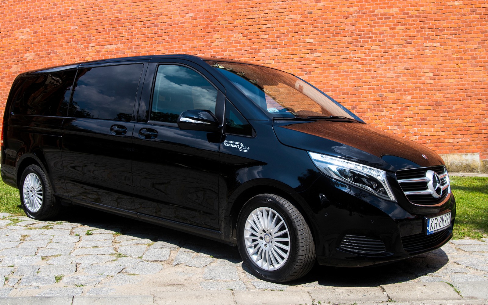 Furgone nero per il trasferimento dall'Aeroporto di Balice alla città di Cracovia.