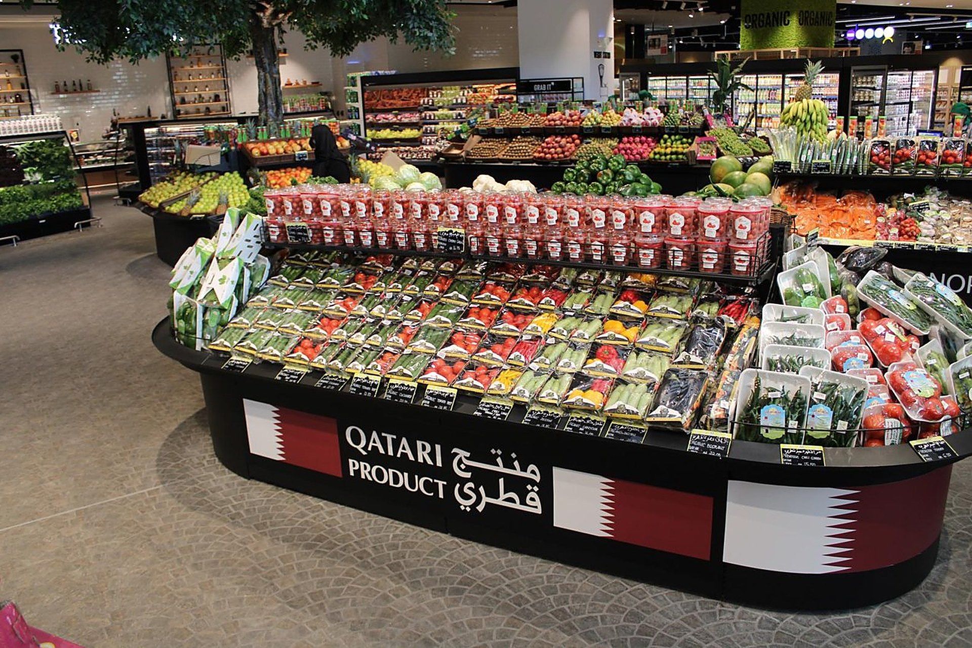 L'îlot « Qatari product » d'un supermarché au Qatar, avec ses tomates, concombres et poivrons cultivés dans le pays