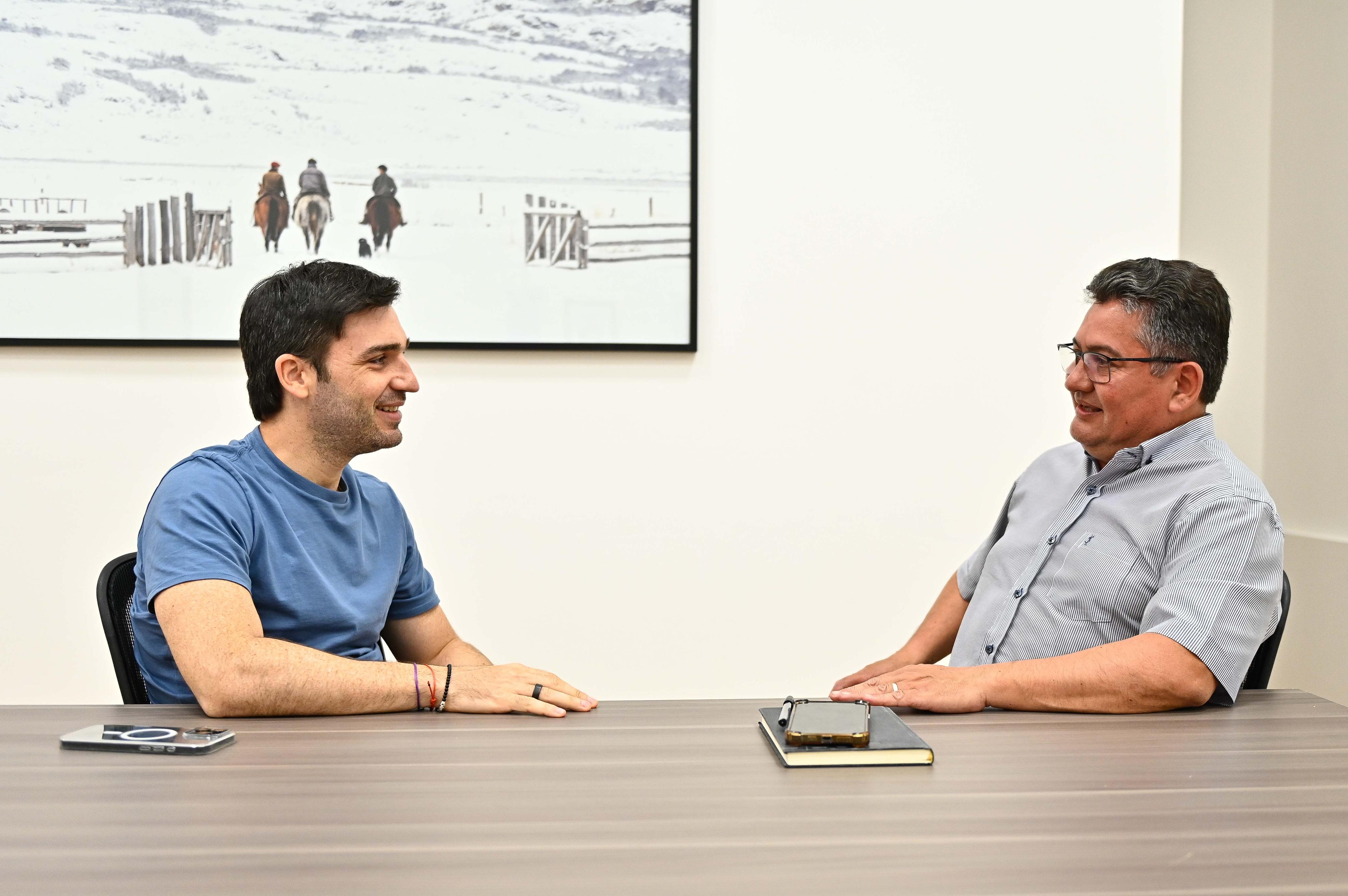 Torres y Miguel Mongilardi, intendente de Alto Río Senguer.