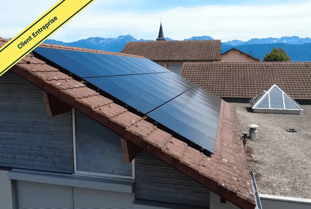 Photo d'un toit d’une entreprise à Porte-de-Savoie en France équipée de panneaux photovoltaïques dont l'installation a été faite par Solarock.