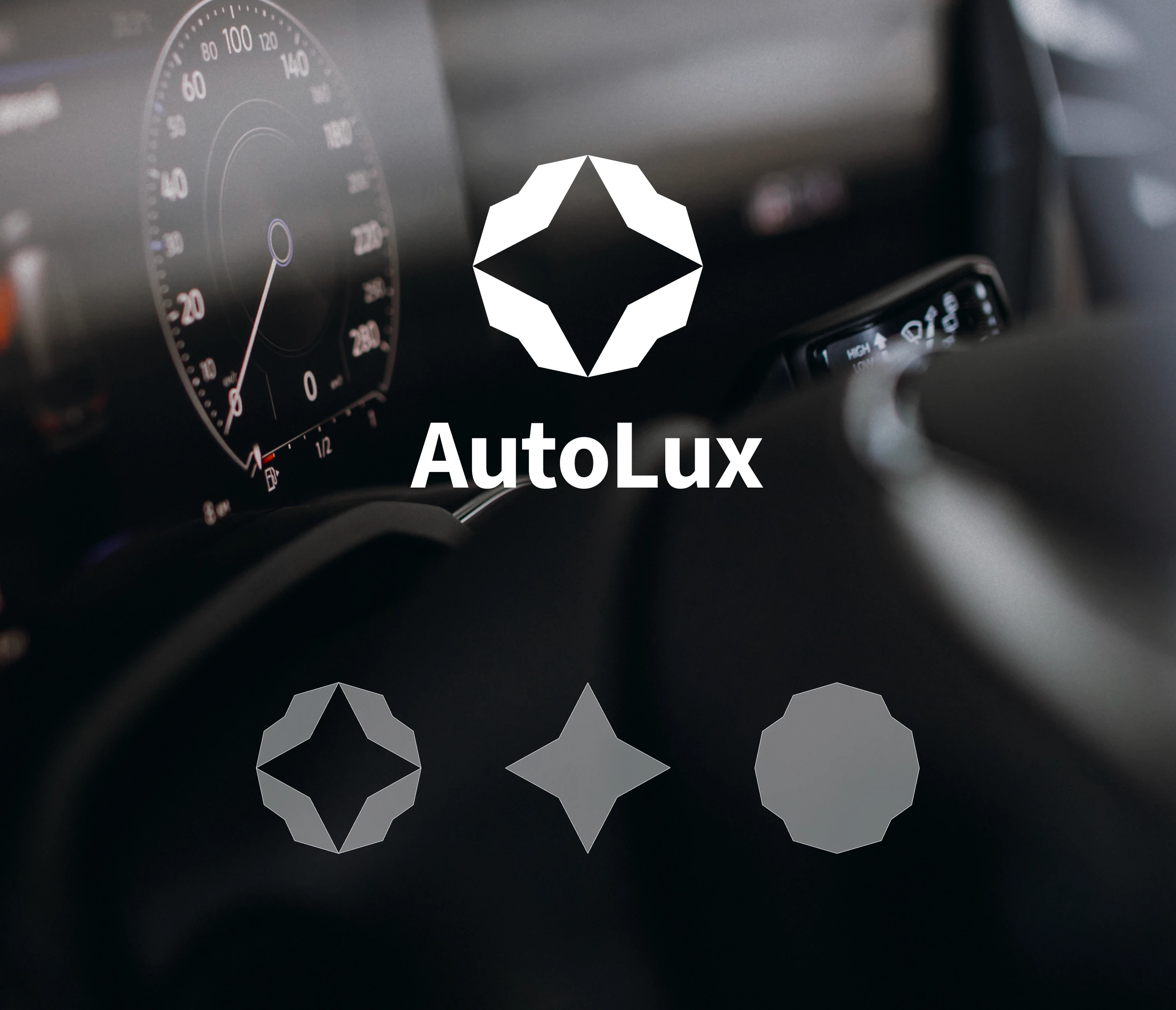 Présentation des variantes de l'icône AutoLux sur fond d'habitacle de voiture moderne. Expertise en branding et direction artistique par Tartelette Concept.