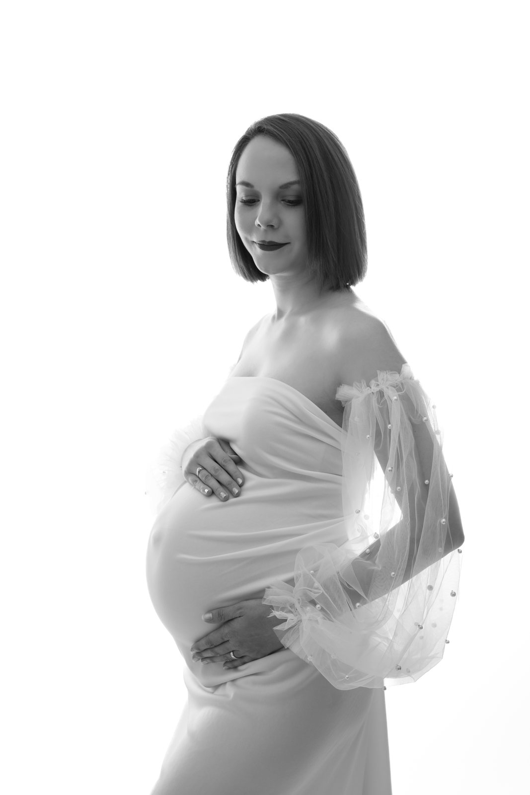 Babybauch im hellen Studio