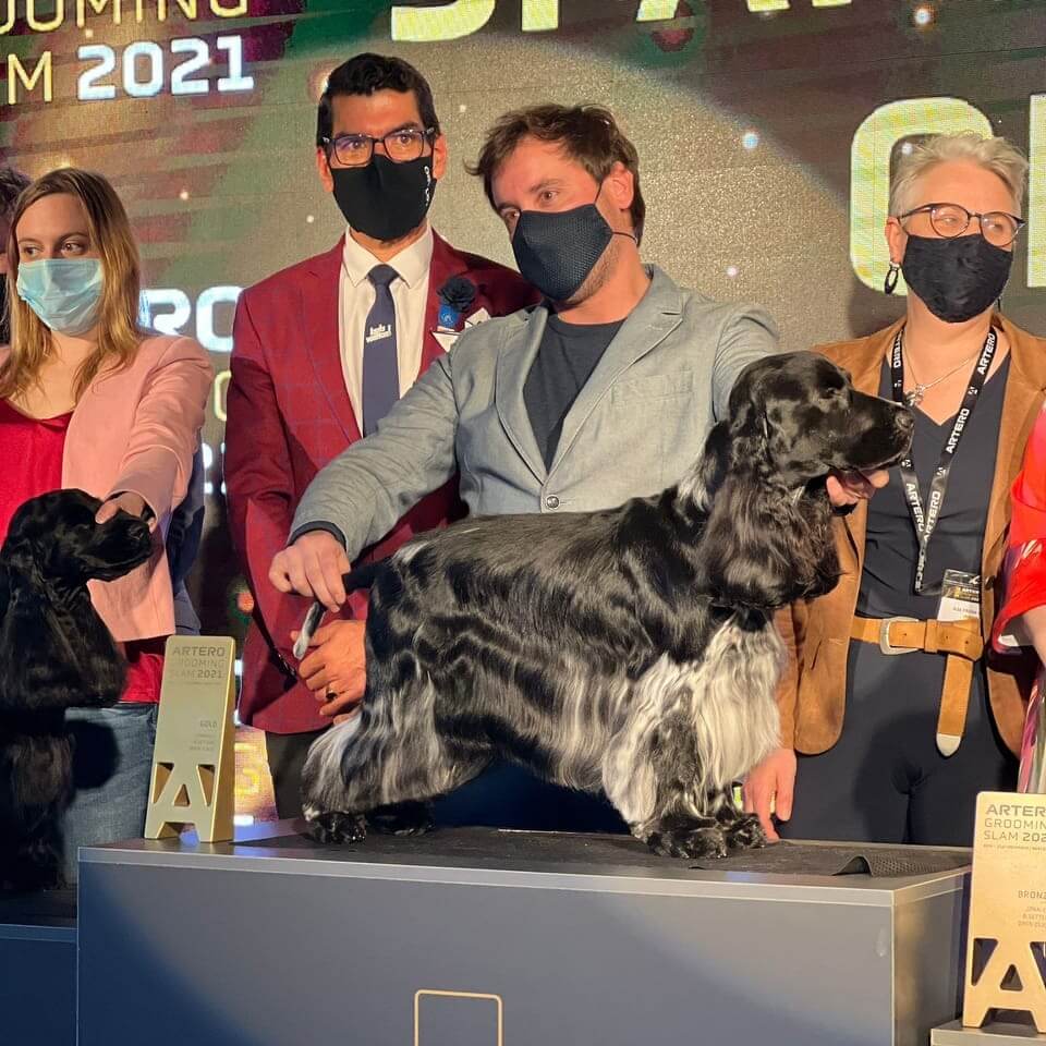 Carlos Romera en el podio de una exposición canina