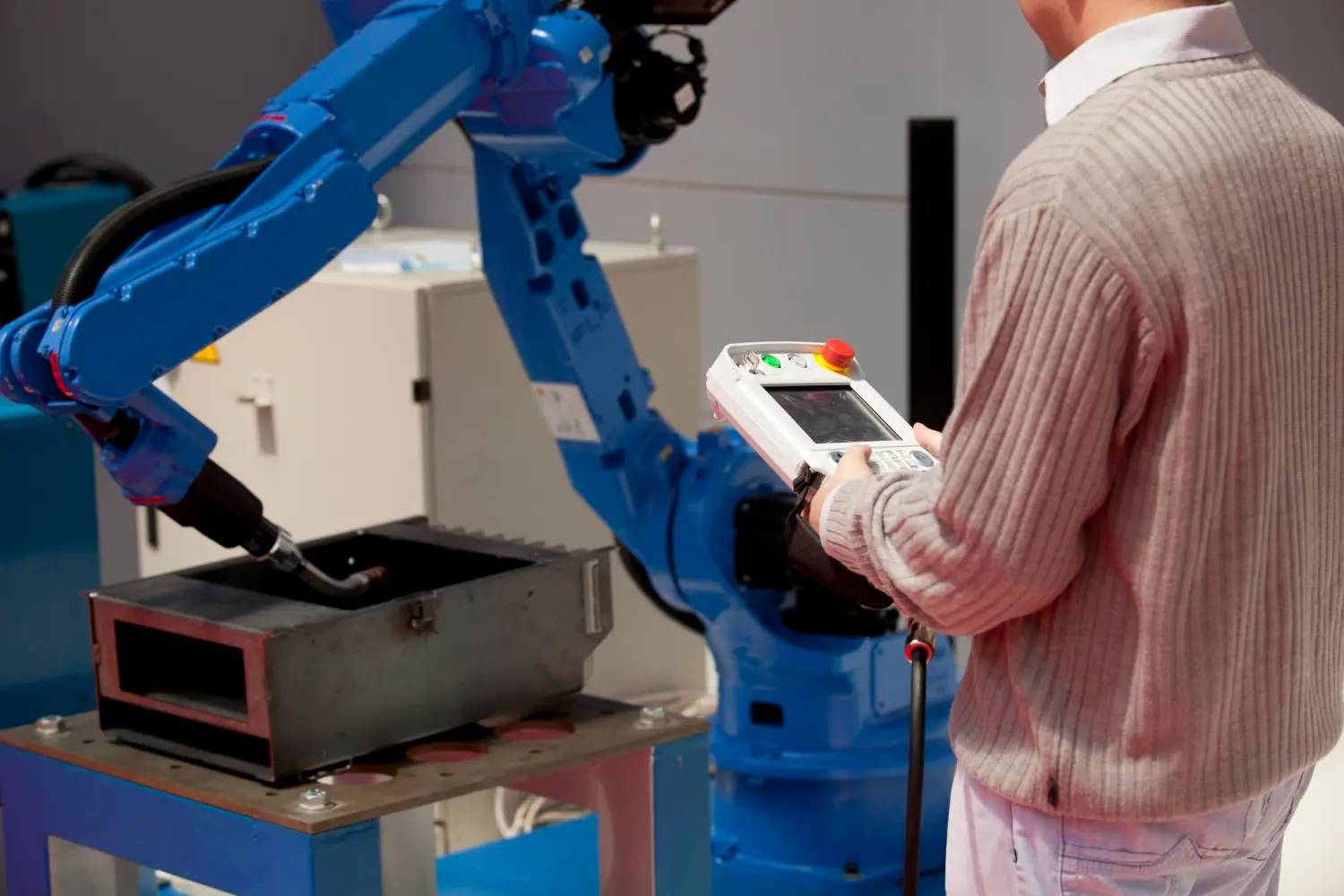 Technicien Five Star oppérant avec un bras robot