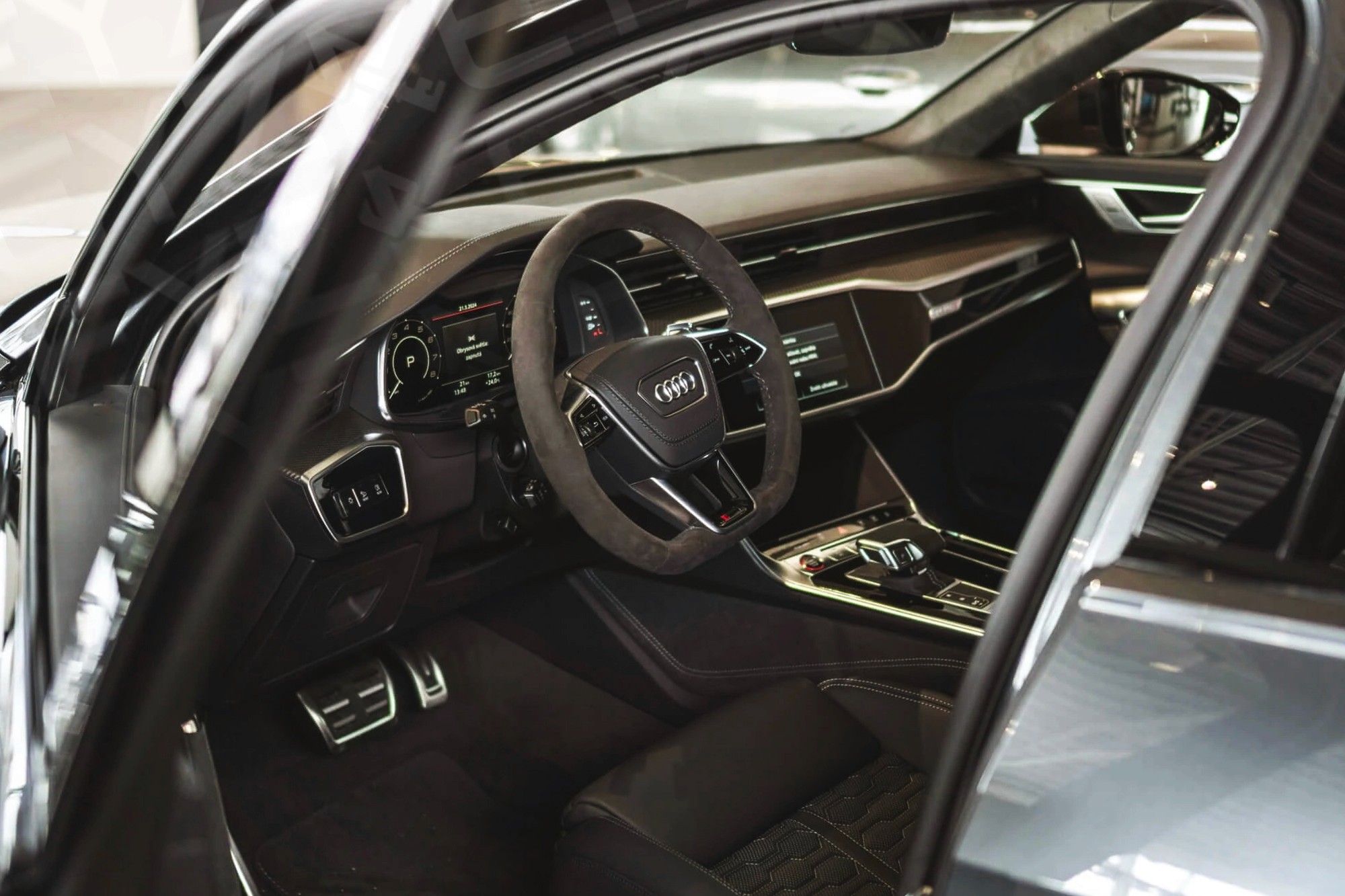 Vue interieur Audi RS5 Gris – Location Sportive à Dubaï | Keyz Rent