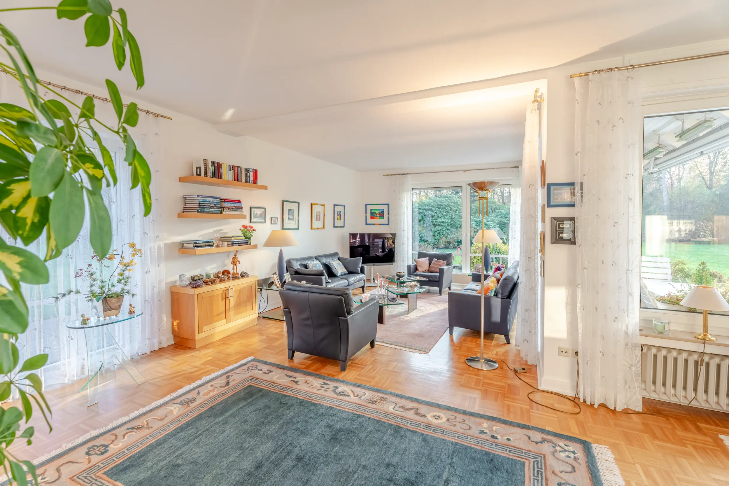 Großzügiges Wohnzimmer im Einfamilienhaus mit Einliegerwohnung in Bad Bentheim, Sitzgruppe und Zugang zur Terrasse.