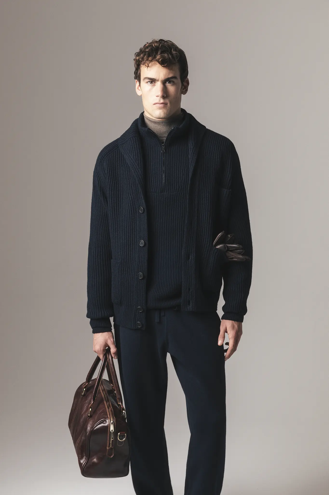 Man in navy ribbed cashmere cardigan and zip-neck sweater – Aida Barni FW25/26.