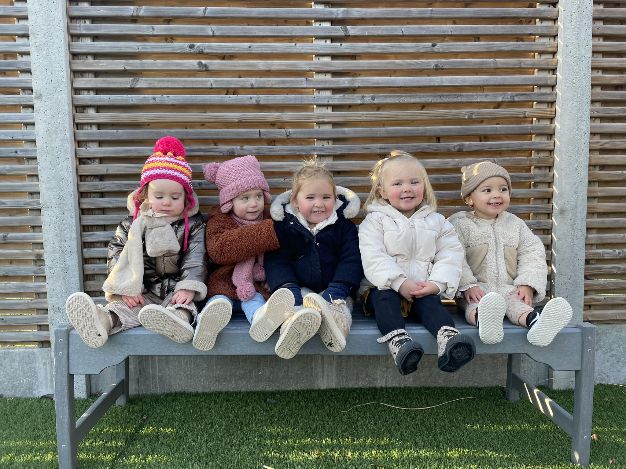 kinderen op een bankje