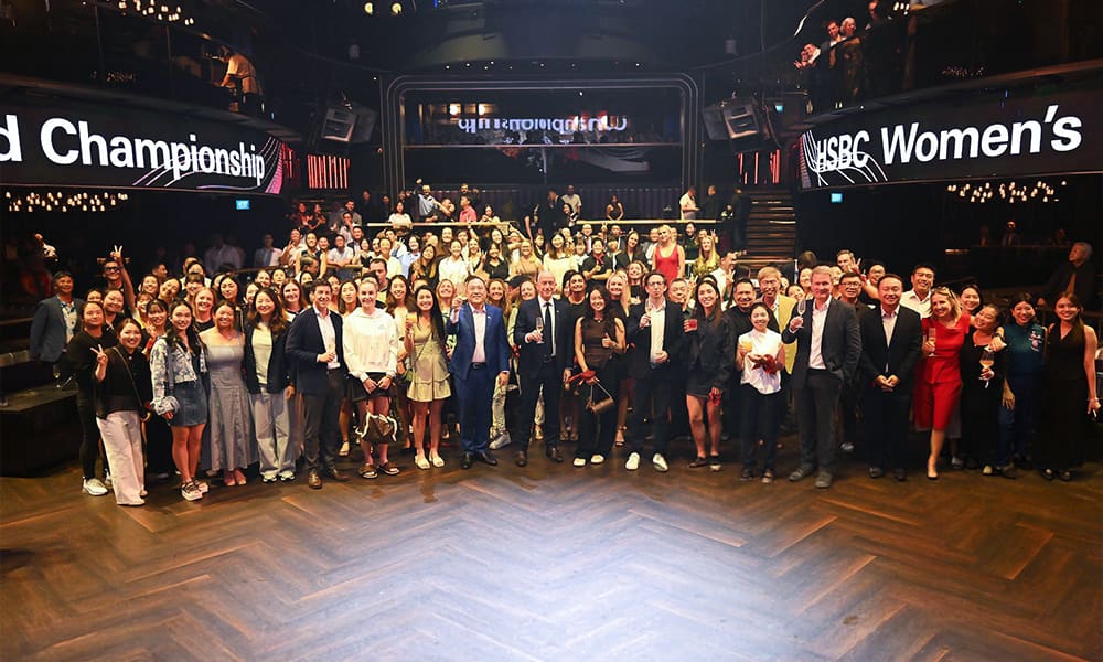 Kadın sporları organizasyonunda sahnede bir araya gelen sporcular ve paydaşlar