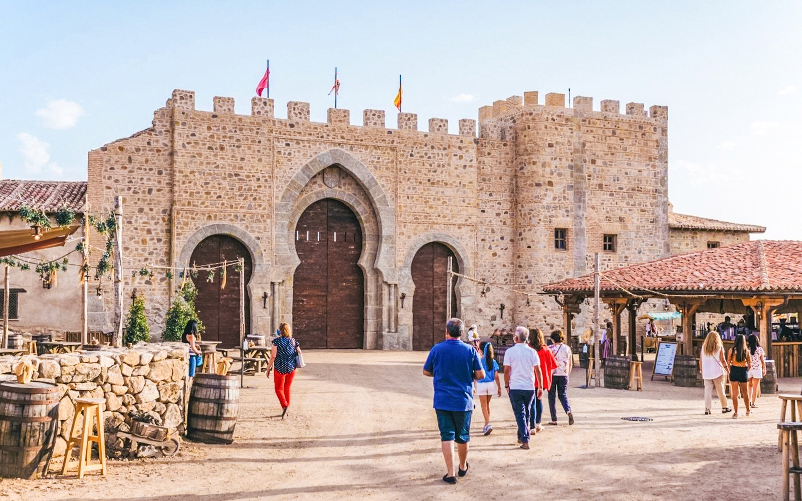 Visitantes entrando pelo portão de pedra medieval no parque Puy du Fou Espanha.