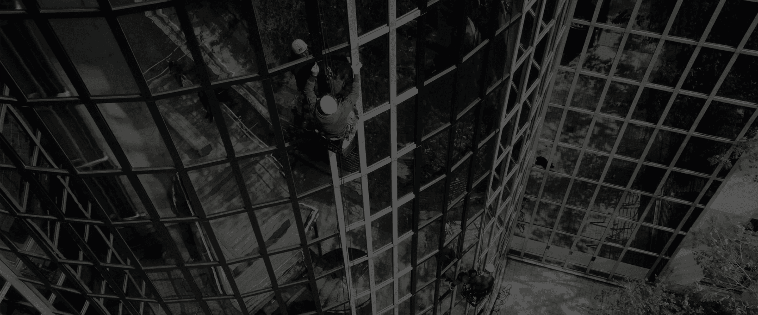 Monteur arbeitet an Fensterscheibe