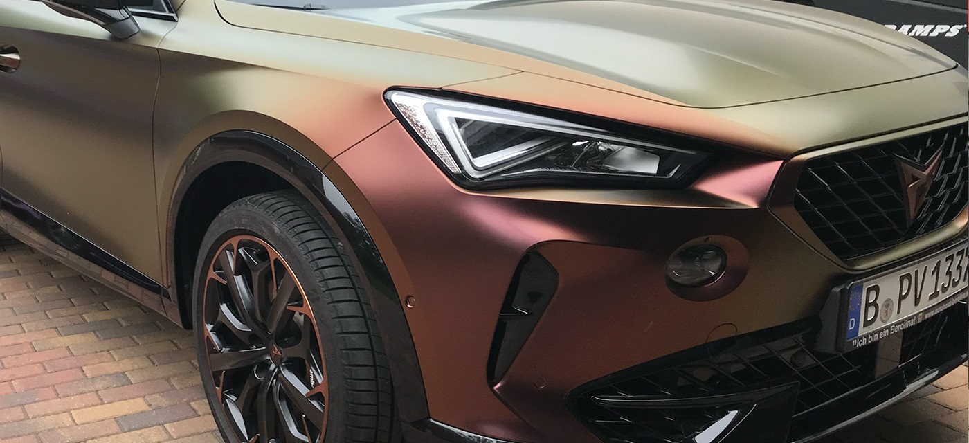 Premiumfahrzeug mit einer matten Vollfolierung in chameleon