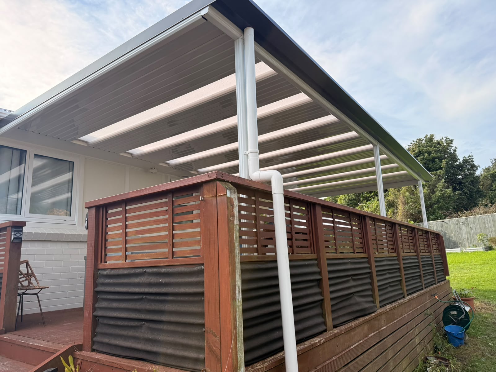 side view of flat roof pergola