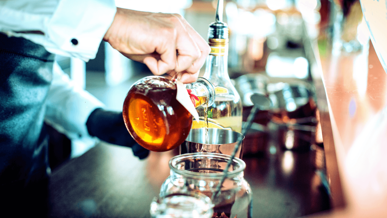 Mixology Teilnehmer erstellen hausgemachte Sirupe und Infusions im SAPOORI Kurs Frankfurt, moderne Barkunst.