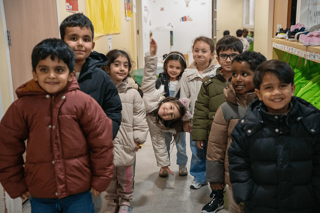 Leerlingen van islamitische basisschool Al Qoeba lopen samen door de schoolgang in Den Haag