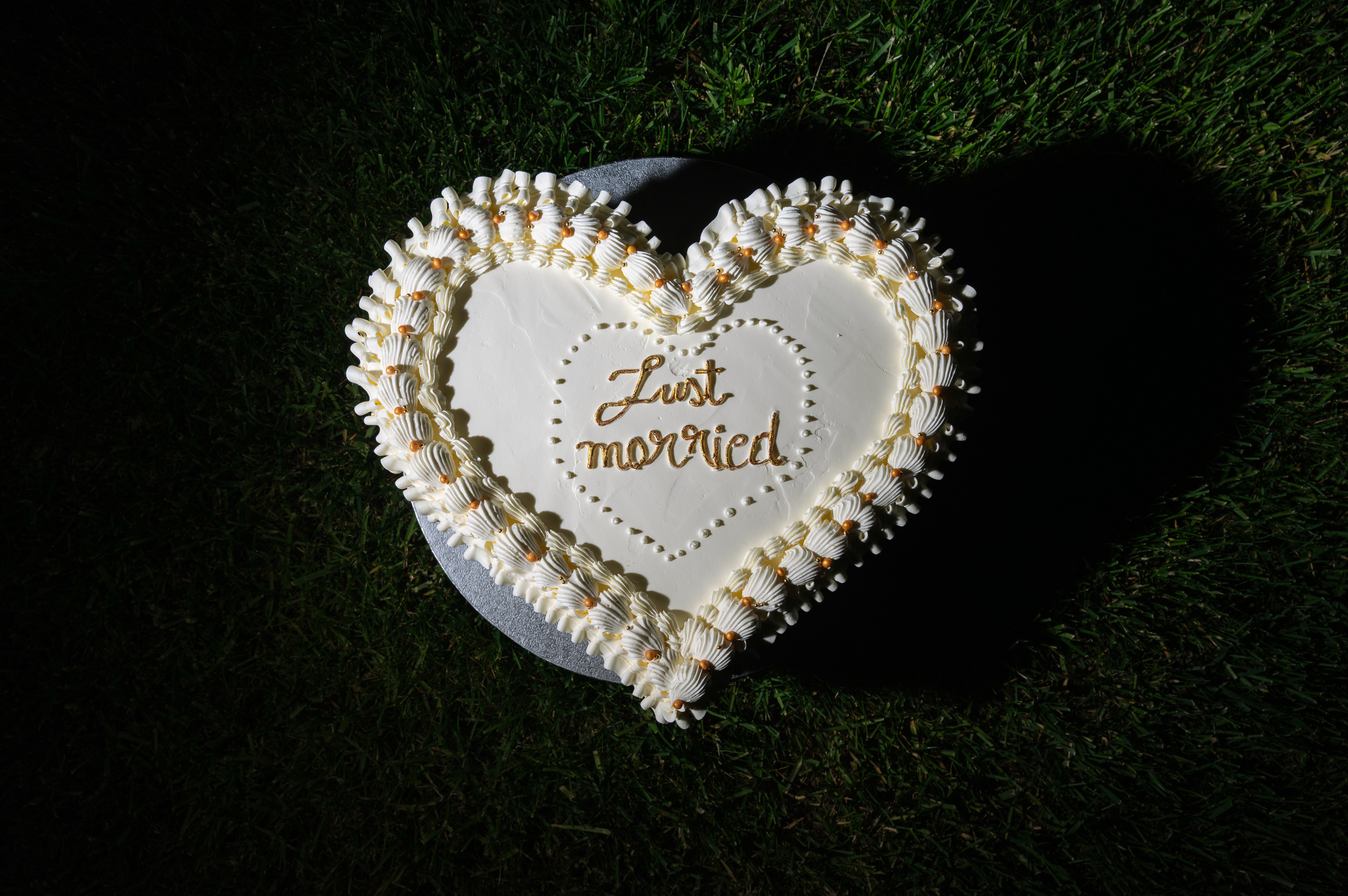 Tort personalizat pentru cununie civilă, pregătit pentru momentul festiv al serii.