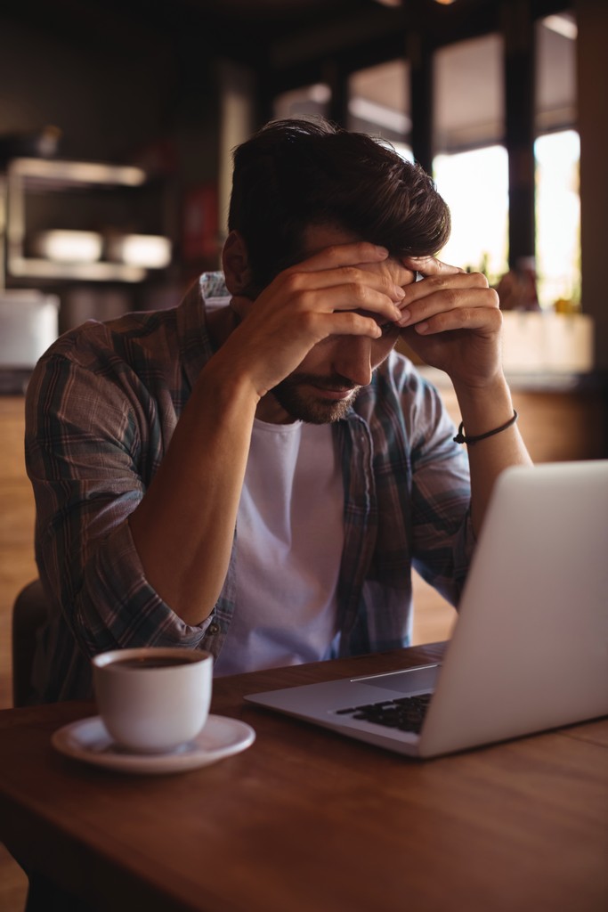 homem preocupado com o marketing