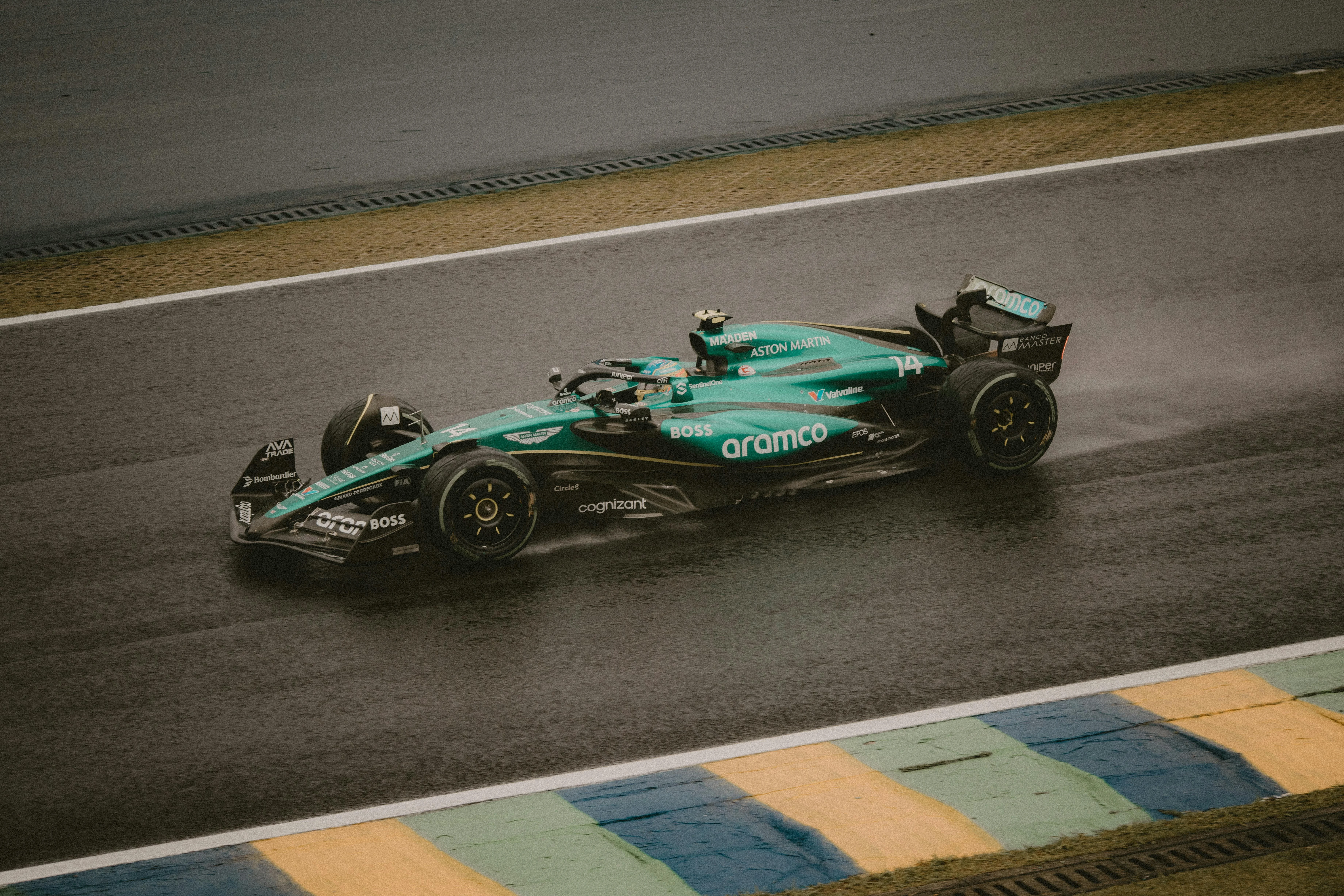 La monoplace Aston Martin F1, symbole du retour de la marque britannique sur les circuits. Sa livrée verte iconique fend la pluie avec élégance, incarnant la précision, la vitesse et l’ADN racing d’Aston Martin — l’alliance parfaite entre technologie et passion.