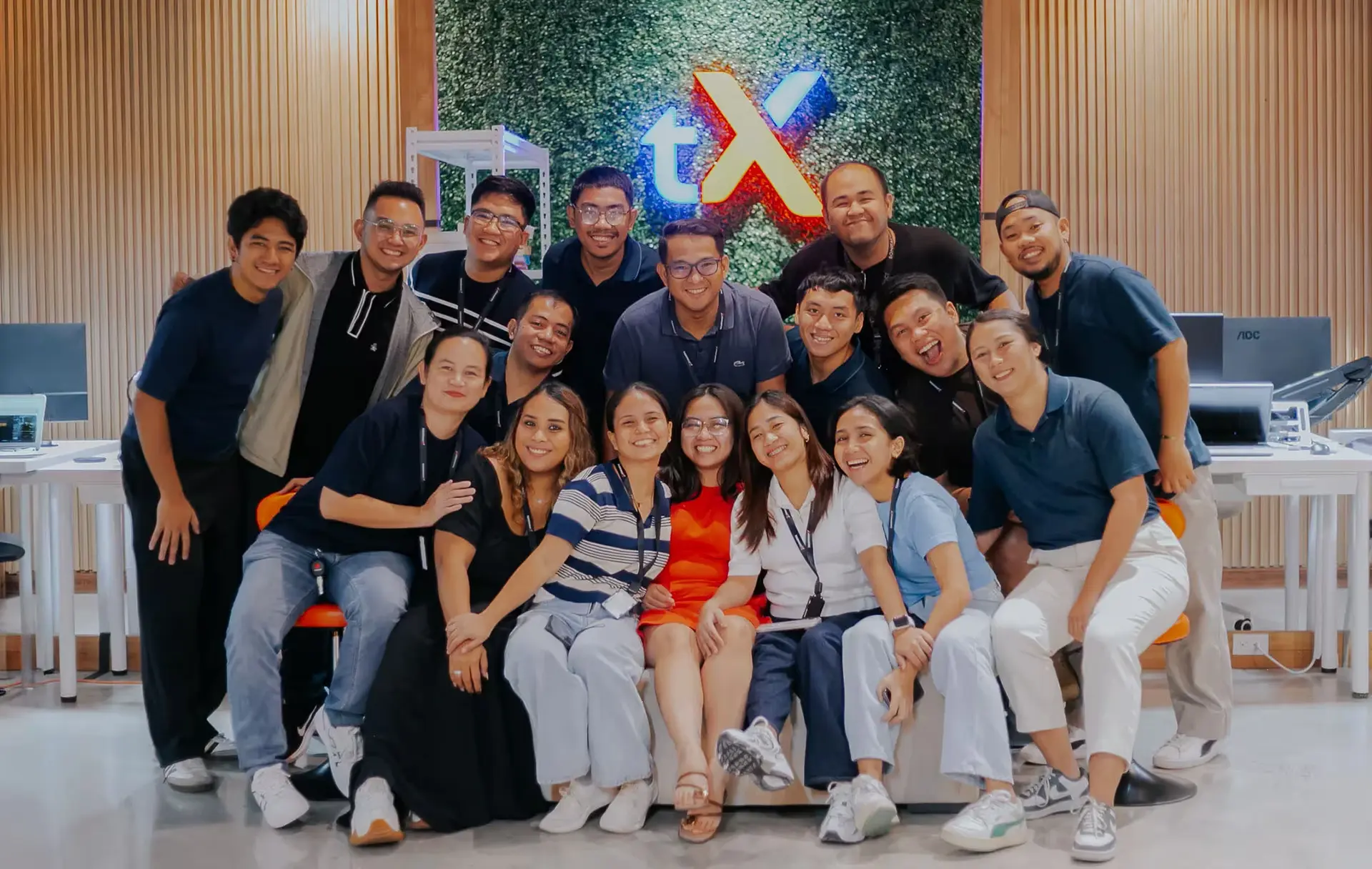 Group picture of teamworX employees in the office