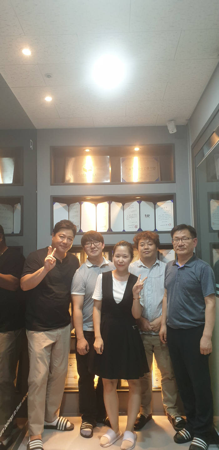 지프코리아 안현수 대표(왼쪽 첫번째)와 연구진.