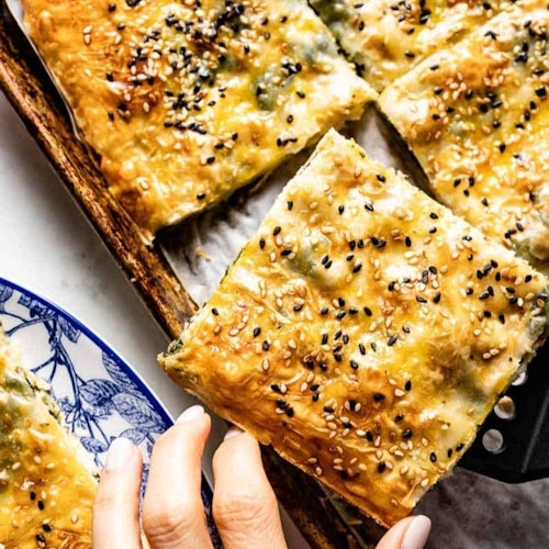 Börek, ıspanak veya peynirle ya da her ikisiyle doldurulmuş olarak, spiral veya kare şeklinde bulunabilir!