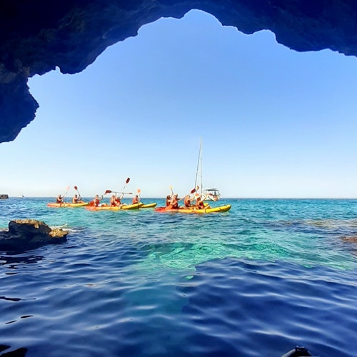 Excursie cu caiacul cu un tur al peșterilor de mare din zona de sud a Mallorcăi. Opriri pentru înot, snorkeling și gustări.