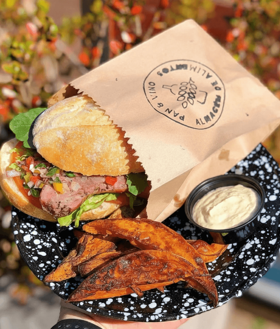 choripan casero con boniatos al horno y alioli.