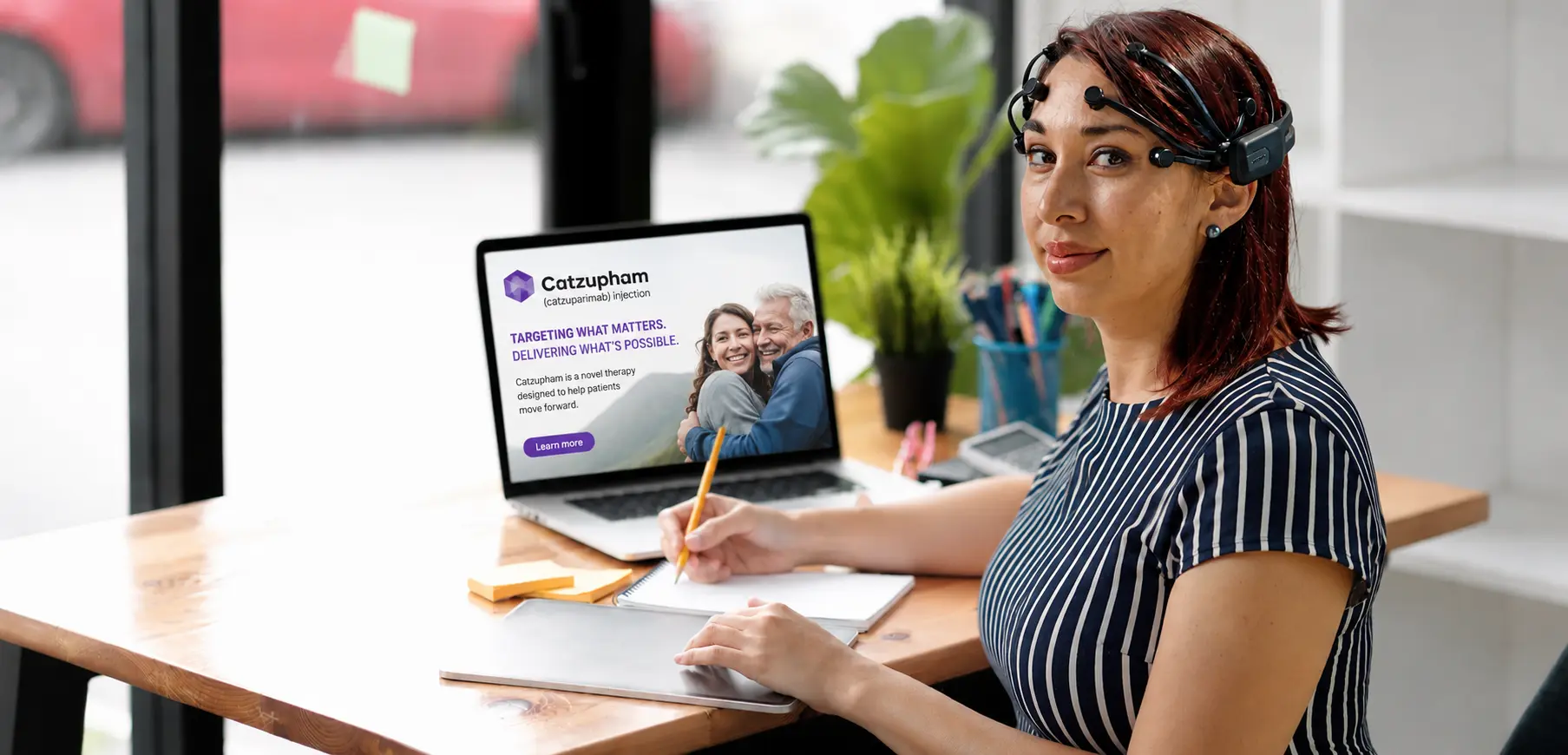Ein Teilnehmer, der ein Emotiv Epoc X EEG-Headset trägt, sitzt an einem Schreibtisch und bewertet eine pharmazeutische Marketingkampagne auf einem Laptop. Die On-Screen-Werbung für die fiktive Marke Catzupham zeigt lächelnde Patienten und Markenbotschaften aus dem Gesundheitswesen. Die Szene illustriert neurowissenschaftlich basierte Zielgruppentests, pharmazeutische Kampagnenforschung und die Messung von Aufmerksamkeit, Engagement und kognitiver Reaktion auf Marketinginhalte im Gesundheitswesen.