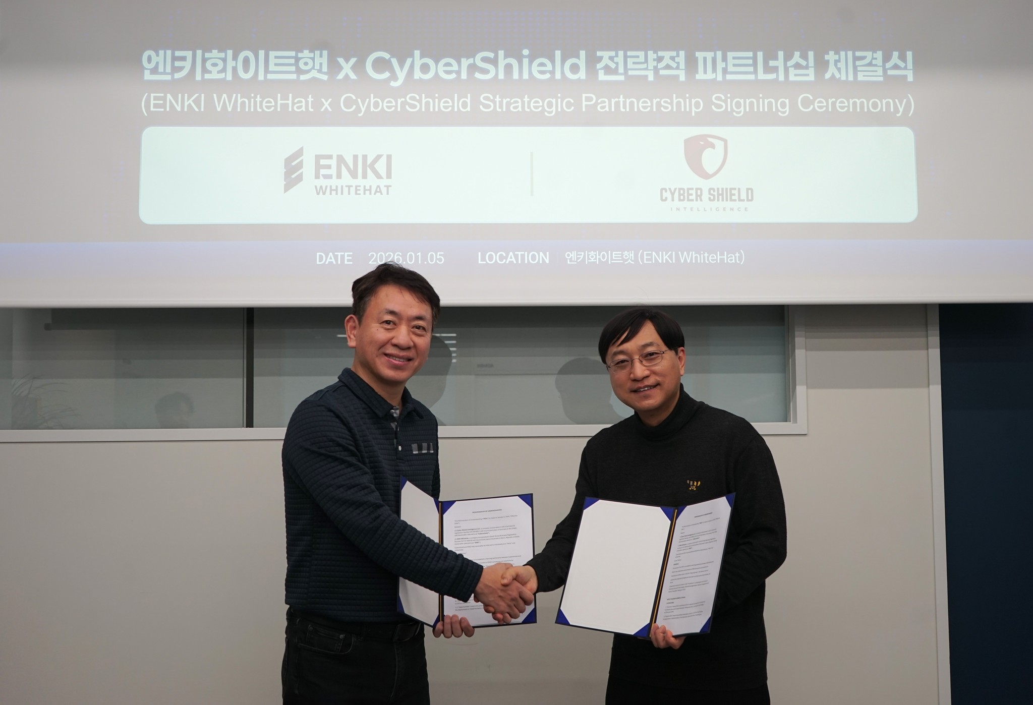 이성권 엔키화이트햇 대표(왼쪽), 사이버쉴드 Dr. Chan Yeob Yeun Advisor