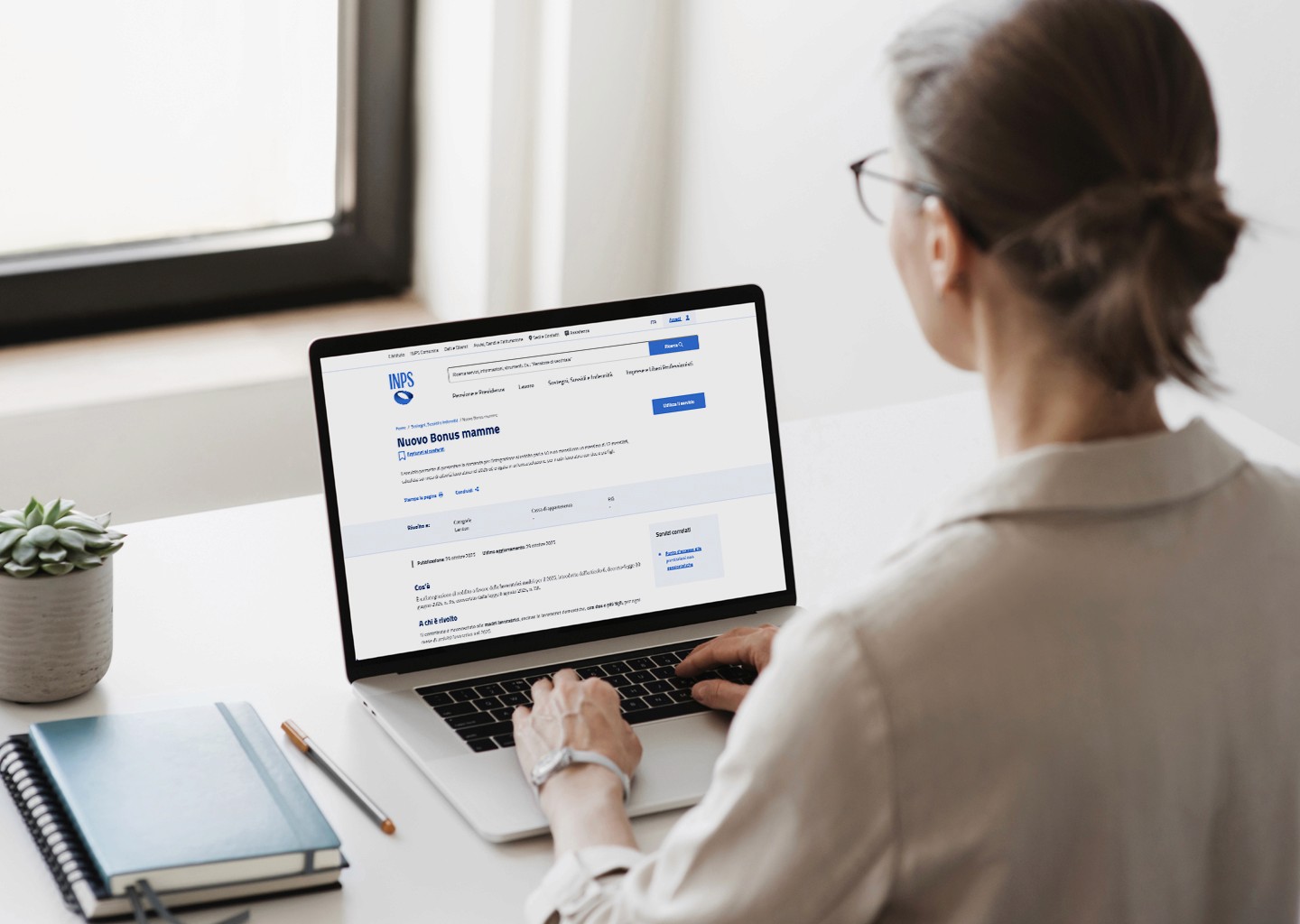 Madre lavoratrice al computer mentre compila la domanda per il bonus mamme INPS