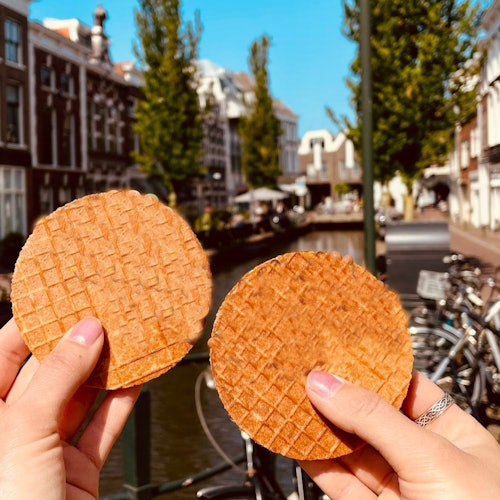 在豪达市中心享受美味的糖浆华夫饼。