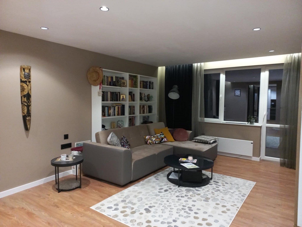 Всекидневна в апартамент под наем в Топ център на град Русе