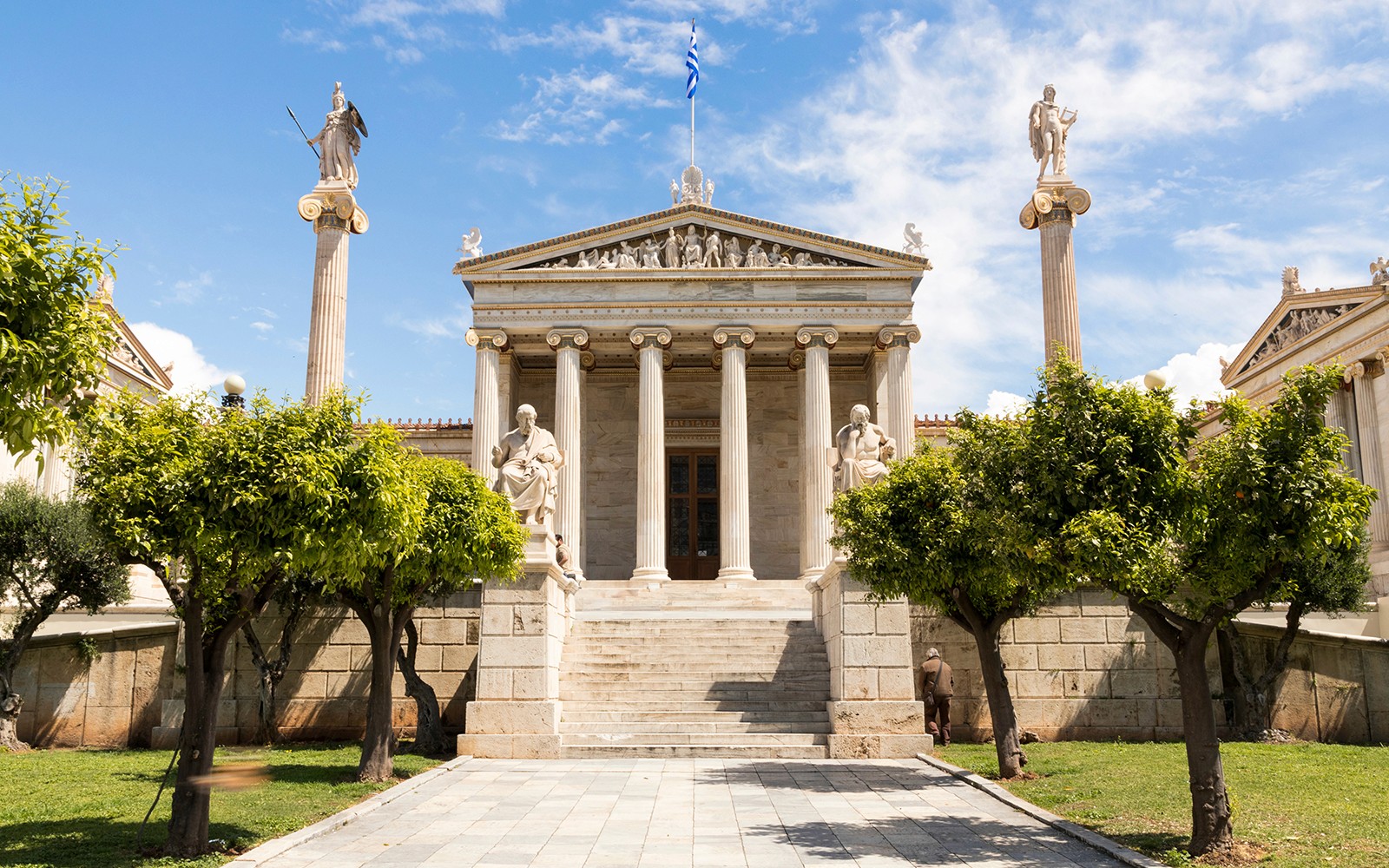 位于希腊雅典的带有柱子和雕像的新古典主义建筑。