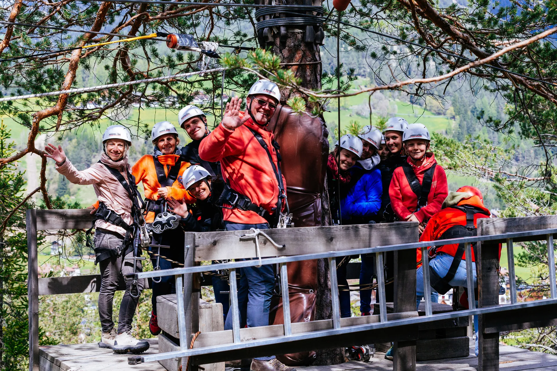 Foto di gruppo dei partecipanti sulla piattaforma della zipline