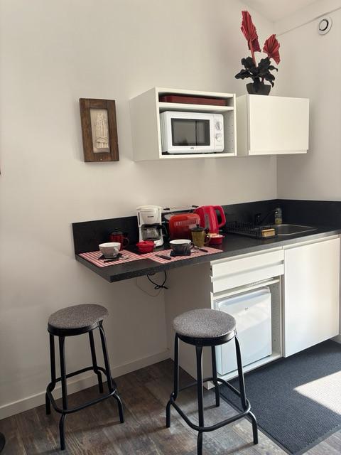 kitchenette avec deux tabourets