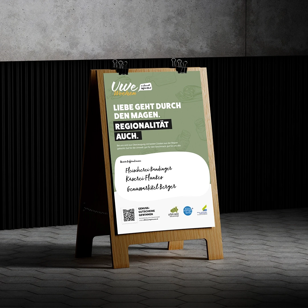 Plakatständer mit aufgeklipptem Plakat, das für regionale Kulinarik wirbt