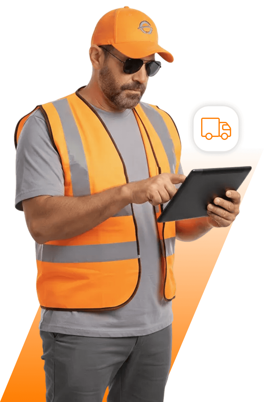 Homem de boné utilizando um tablet
