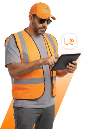Homem de boné utilizando um tablet