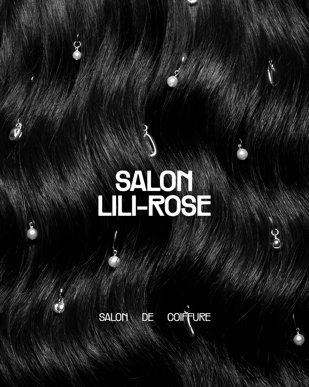 Carte de visite audacieuse en noir et blanc avec illustration d'outils de coiffure, affichant 'Salon Lili-Rose' et les coordonnées, posée sur un fond vibrant de tranches d'orange fraîches.