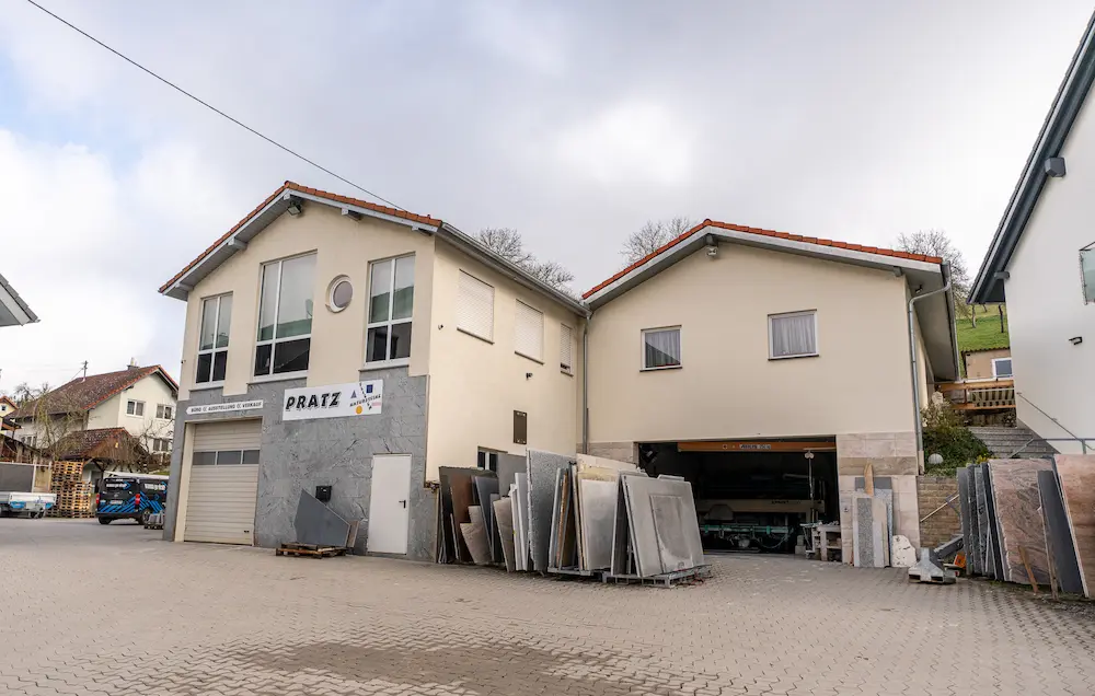 Außenansicht der Fliesen- und Natursteinausstellung von Armin Pratz in Dörzbach mit über 400 m² Ausstellungsfläche.