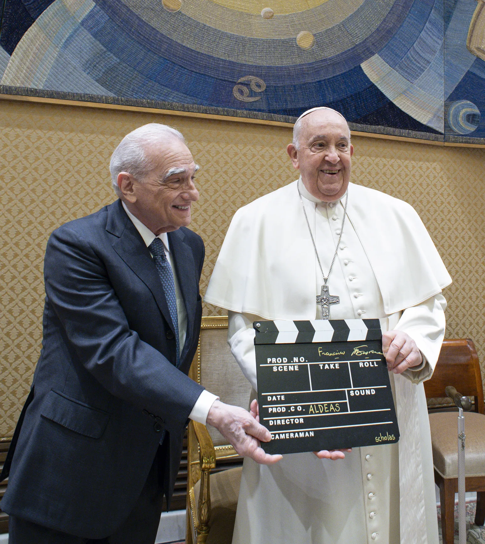 Director Martin Scorsese and Pope Francis holding the Aldeas clapperboard