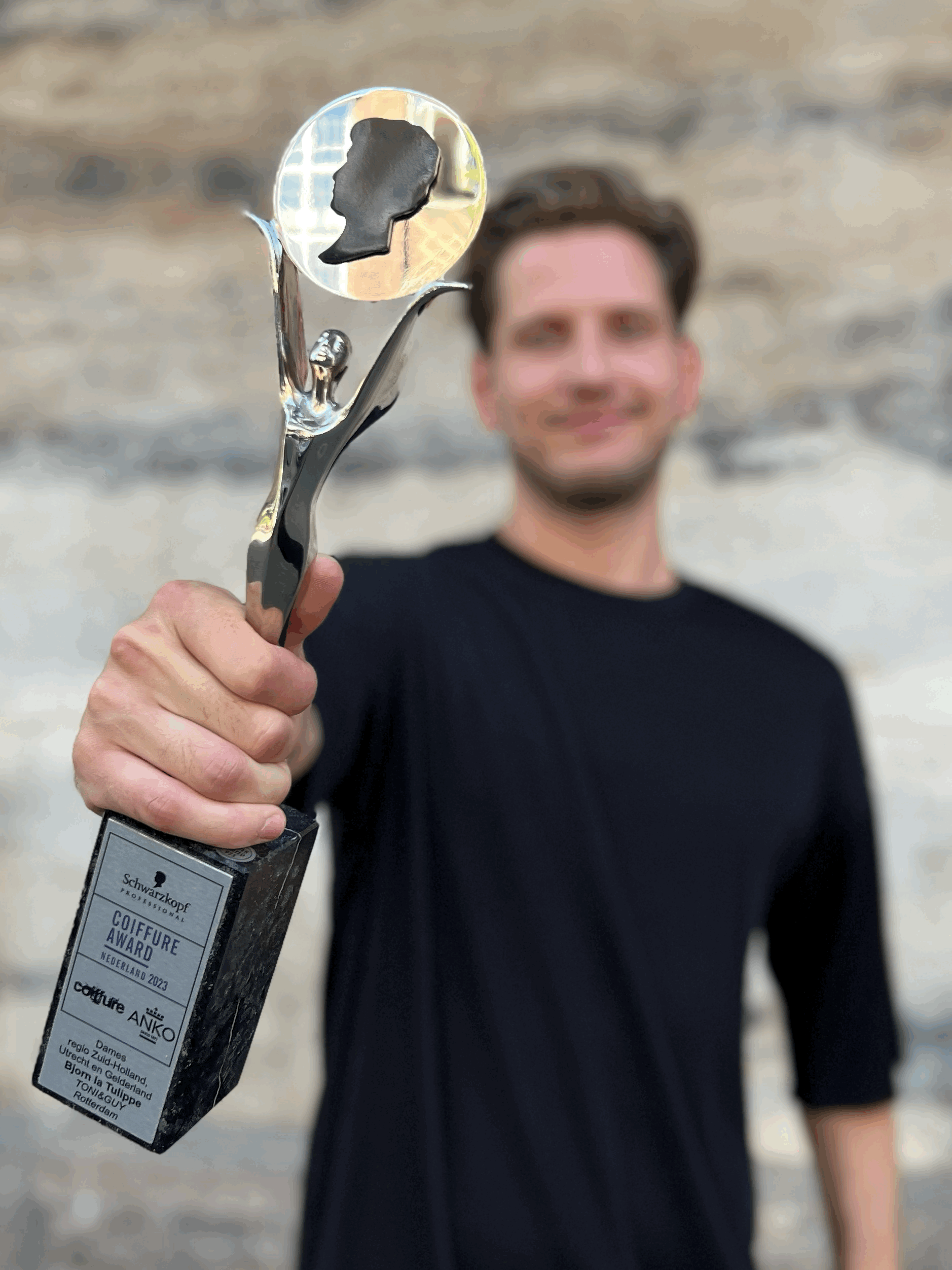 Bjorn la Tulippe holding his Colorist of the Year award on stage